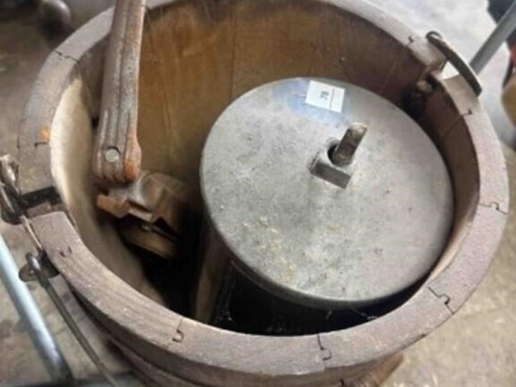 hand-crank-ice-cream-maker-image-1