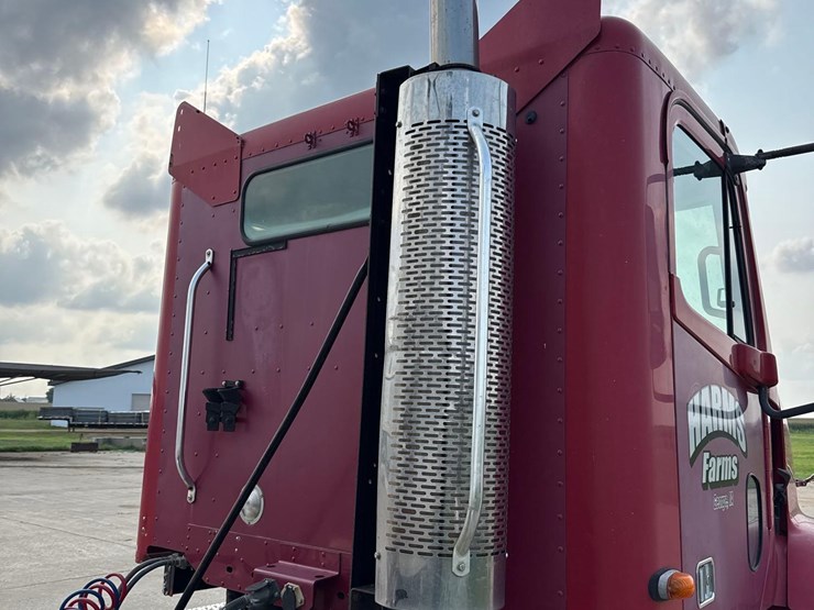 1999-freightliner-columbia-semi-truck-image-15