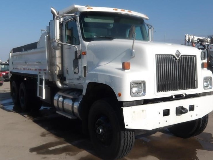 2002-international-5500i-6x4-dump-truck-image-2