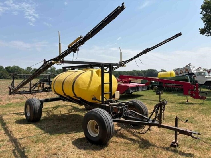wako-1000-gallon-field-sprayer-image-3