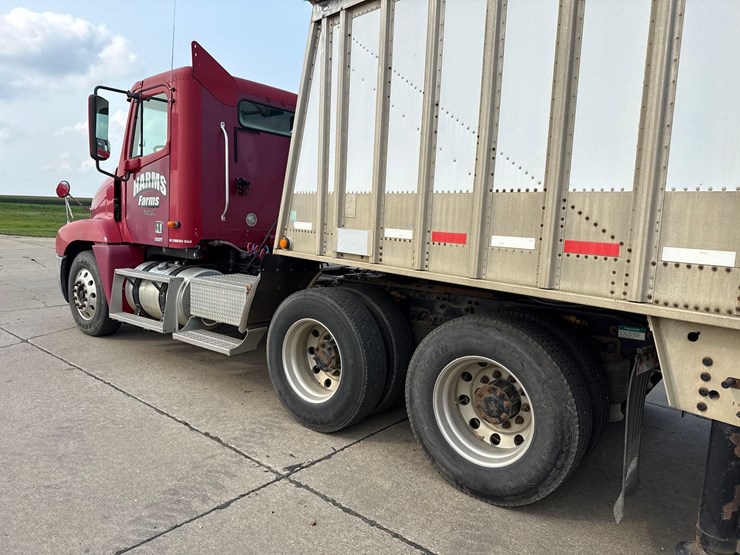 1999-freightliner-columbia-semi-truck-image-3