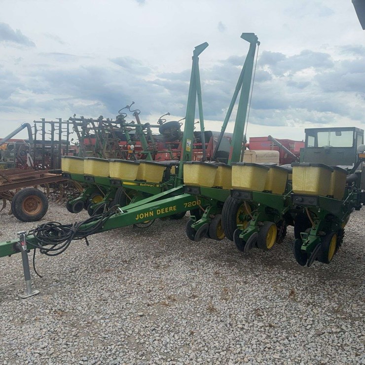JOHN DEERE 7200