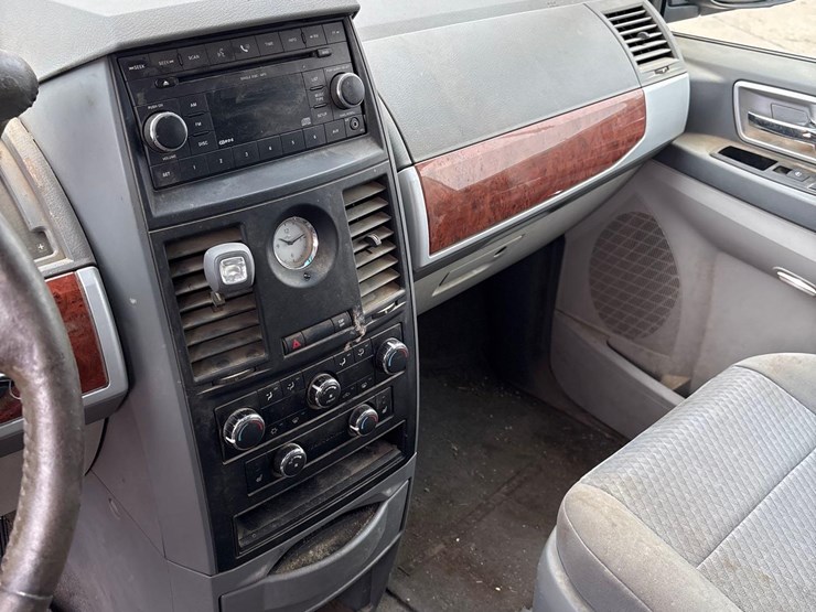 2008-chrysler-town-&-country-touring-image-33
