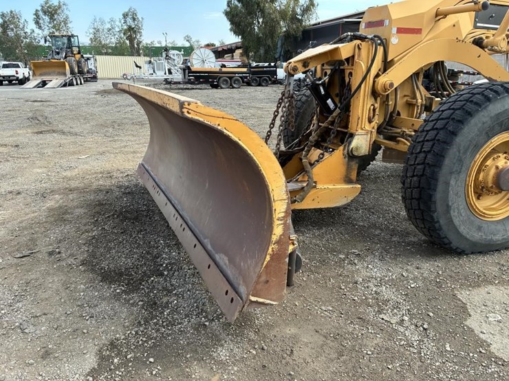 2010-caterpillar-143h-image-5