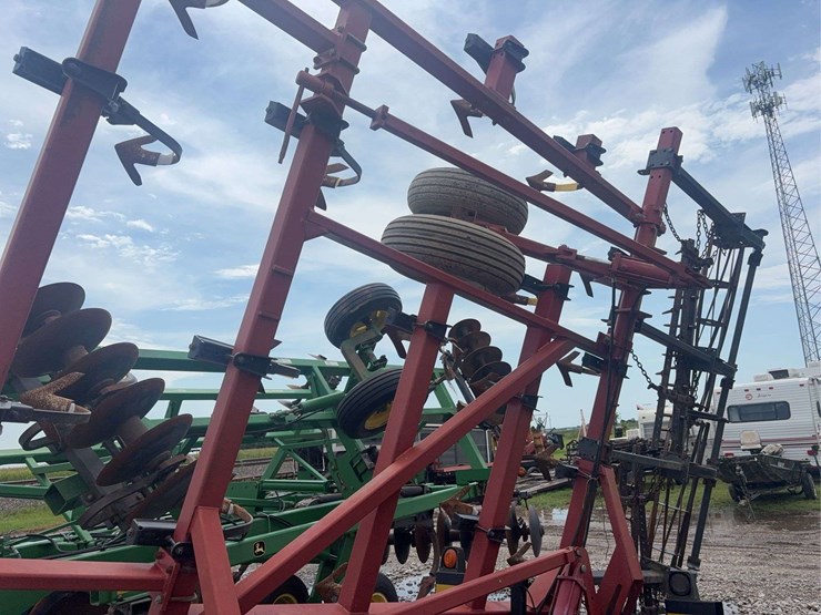 case-4300-field-cultivator-30ft,-5-bar-harrow-and-basket,-c-shank,-walking-tandems-image-14