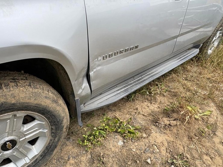2015-chevrolet-suburban-image-3