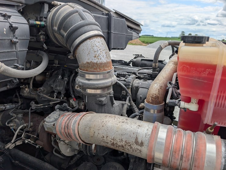 2018-peterbilt-day-cab-semi-image-86