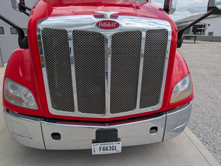 2018-peterbilt-day-cab-semi-image-9