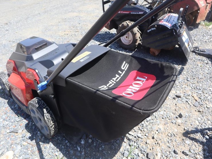 toro-60v-lithium-push-mower-image-6