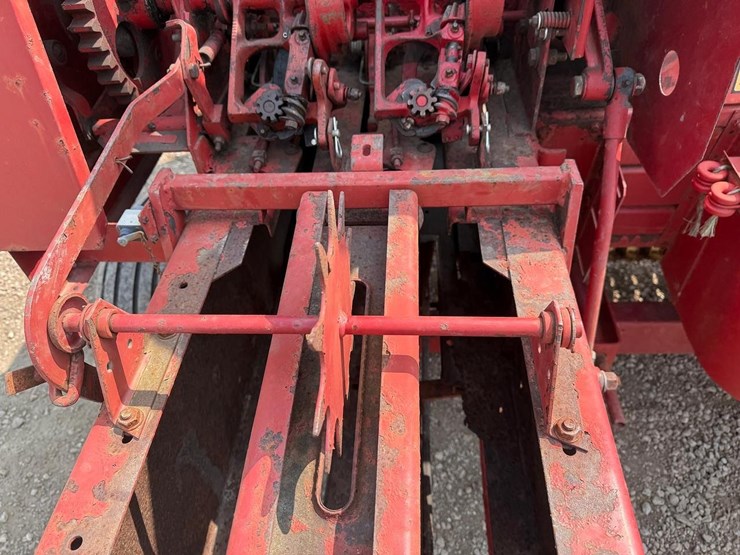 new-holland-565-image-14