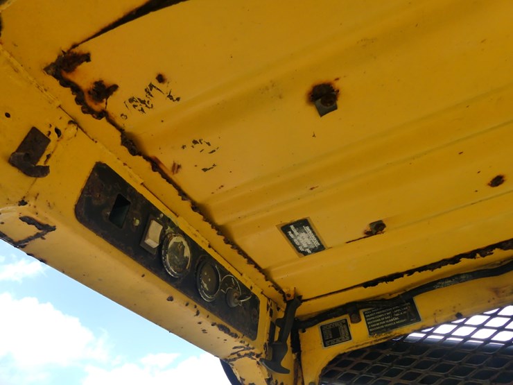 new-holland-l785-image-15
