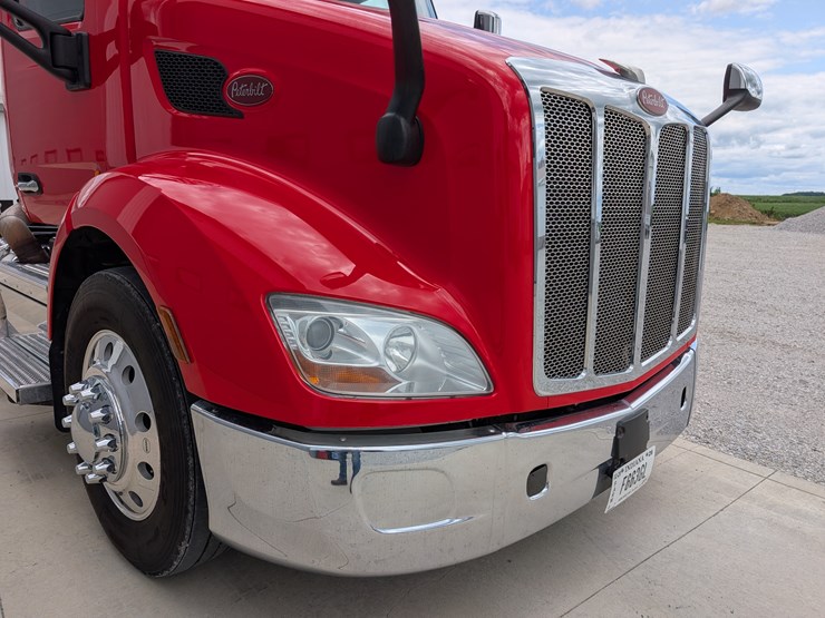 2018-peterbilt-day-cab-semi-image-63
