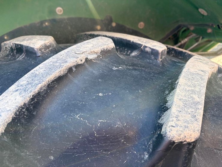2020-john-deere-6105e-image-15