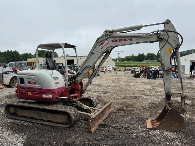 2016-takeuchi-tb260-image-7