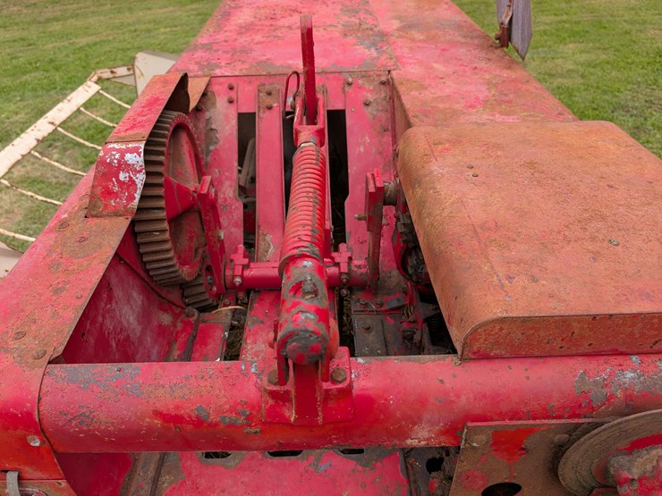 ih-440-square-baler-image-20