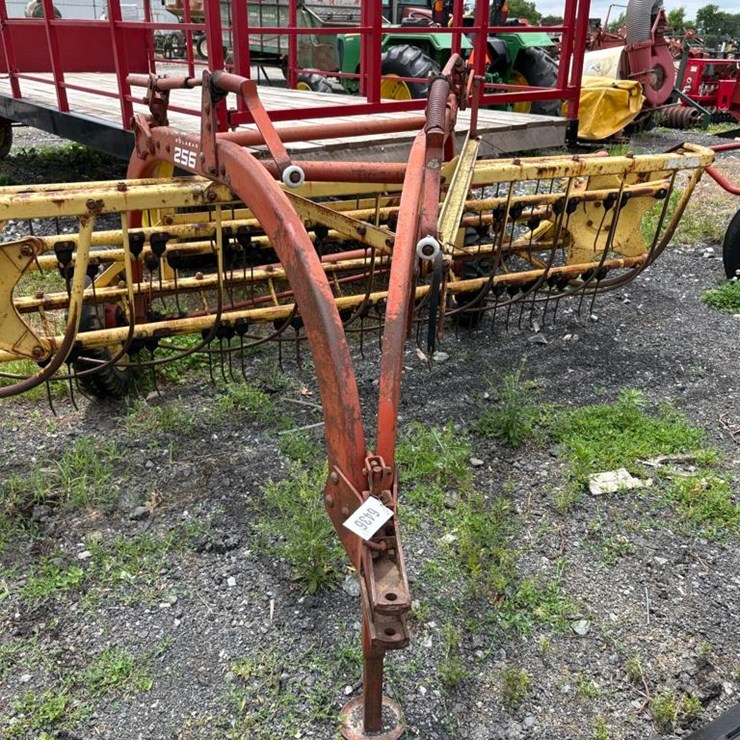 NEW HOLLAND 256