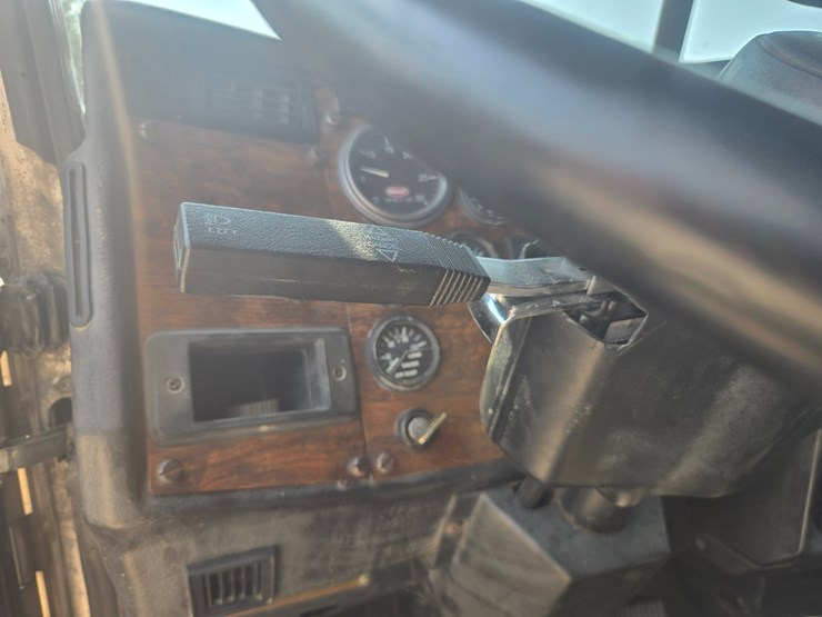 1999-peterbilt-385-image-61