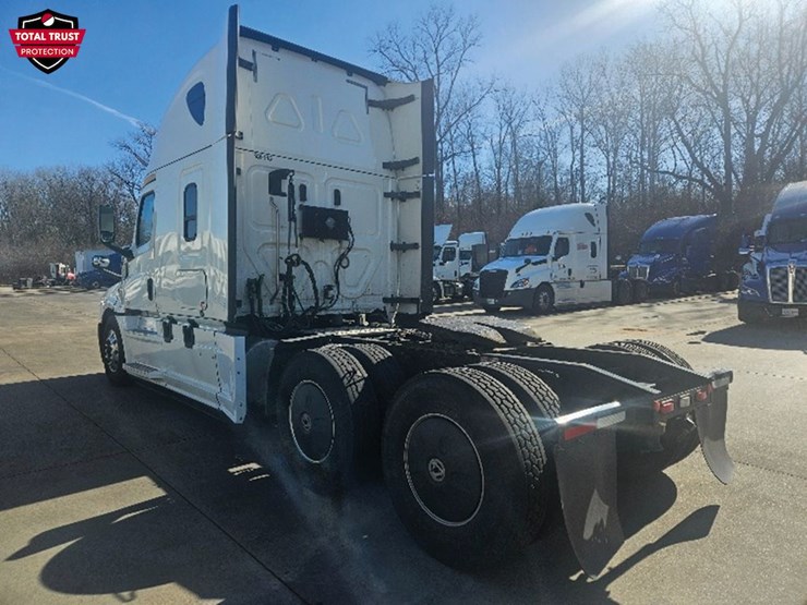 2020-freightliner-cascadia-126-image-2