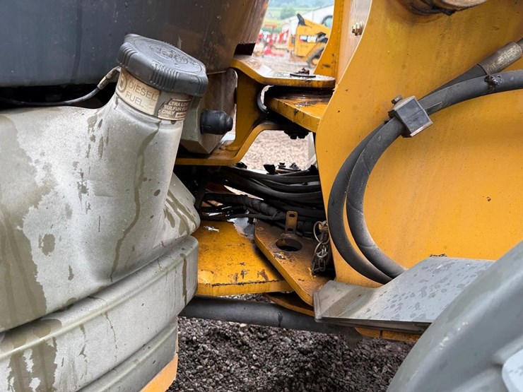 deere-324k-image-12