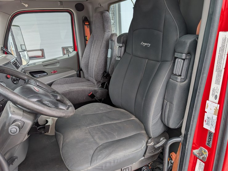 2018-peterbilt-day-cab-semi-image-89