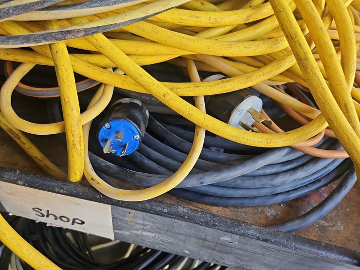 quantity-of-assorted-cords-and-wires-image-4