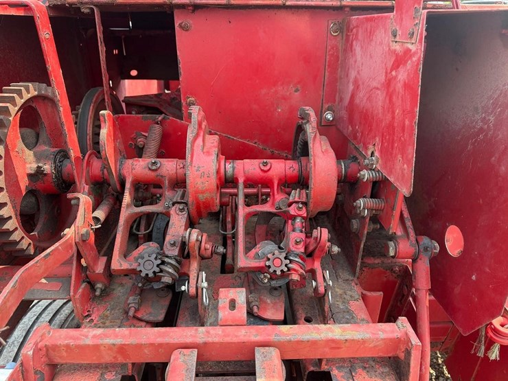 new-holland-565-image-13