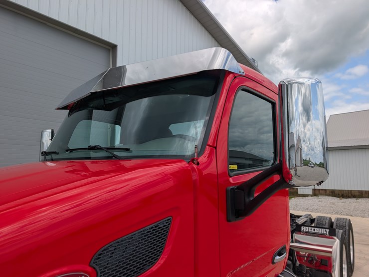 2018-peterbilt-day-cab-semi-image-17
