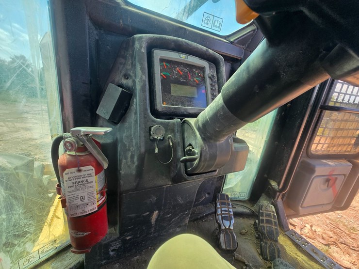 2015-caterpillar-525d-image-38