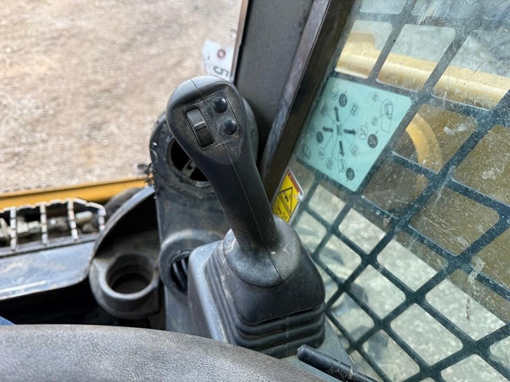 2023-caterpillar-226d-image-19