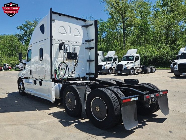 2020-freightliner-cascadia-126-image-2
