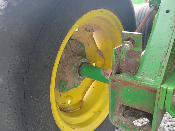john-deere-335-image-35