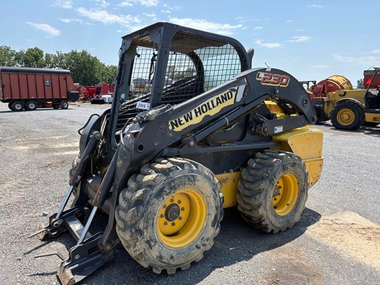 new-holland-l230-image-1