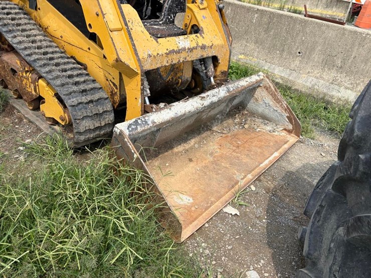 2014-caterpillar-259d-image-4