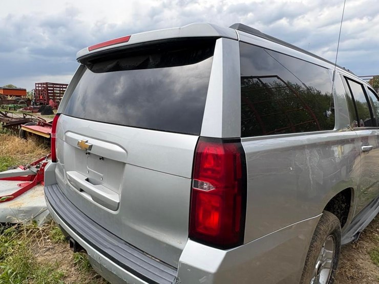 2015-chevrolet-suburban-image-8