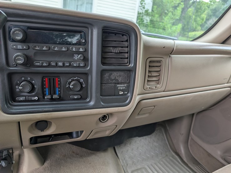2004-gmc-3500-image-113