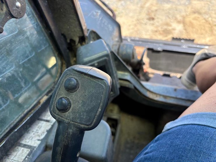 2018-deere-320g-image-13