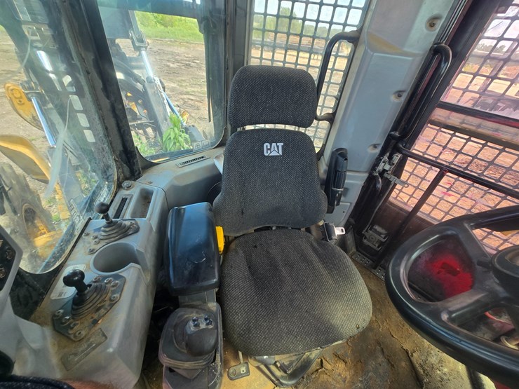 2015-caterpillar-525d-image-28