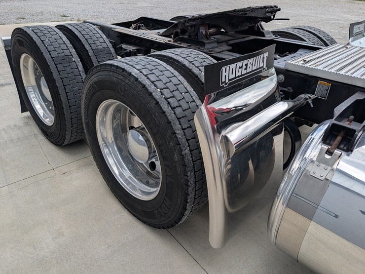 2018-peterbilt-day-cab-semi-image-52