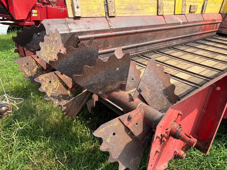 new-holland-s676-image-9