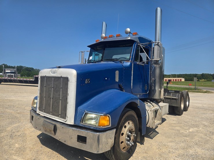 1999-peterbilt-385-image-2