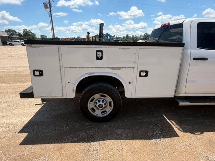 2017-chevrolet-2500-image-19