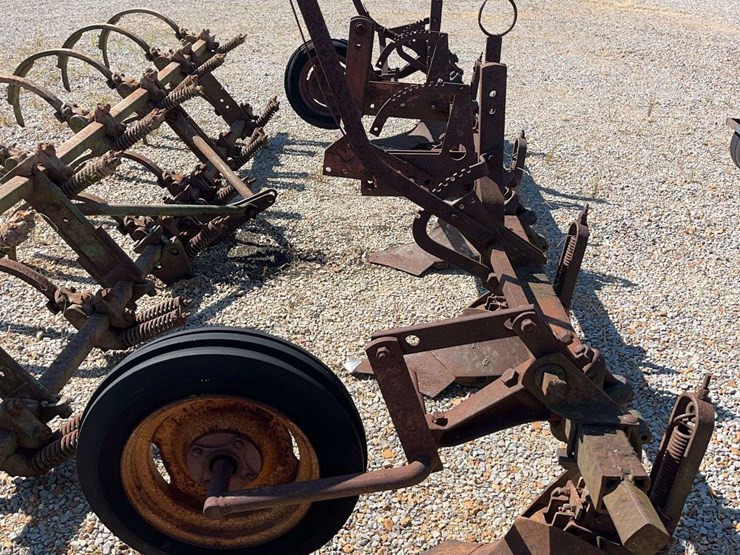 4-row-3pt-buster-with-gauge-wheels-image-4