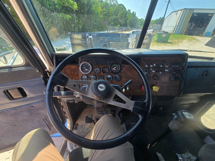 1999-peterbilt-385-image-57
