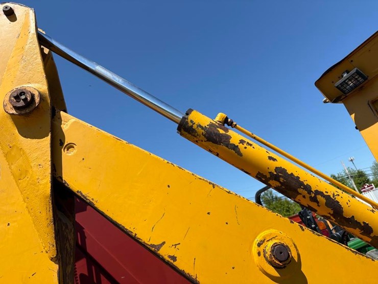 john-deere-310-image-11