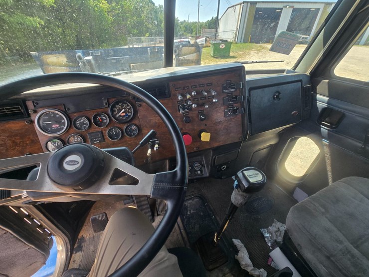 1999-peterbilt-385-image-54