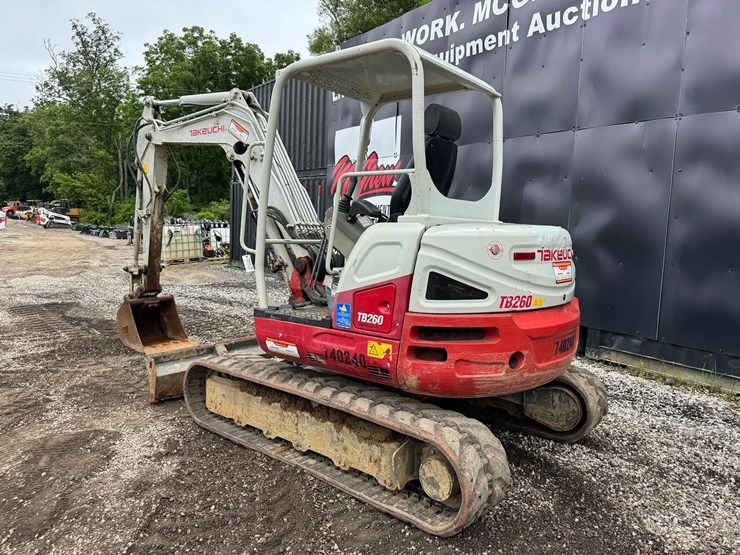 2016-takeuchi-tb260-image-4
