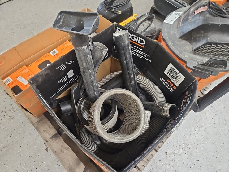 ridgid-shop-vac-with-accessories,-image-4