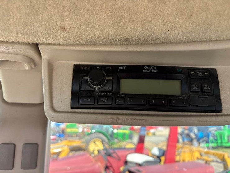 2020-john-deere-6105e-image-22