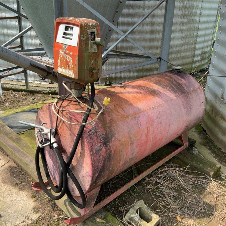 Fuel tank on skids with pump. #259