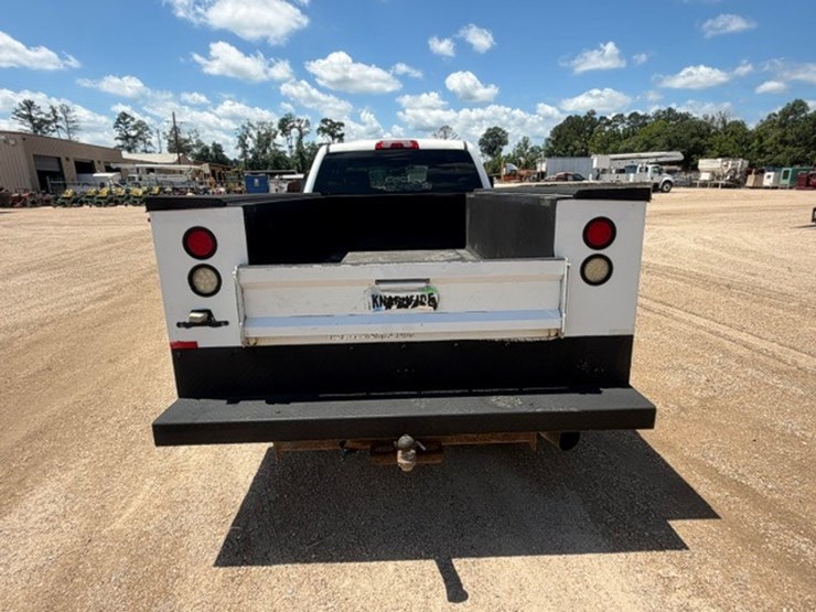 2017-chevrolet-2500-image-8